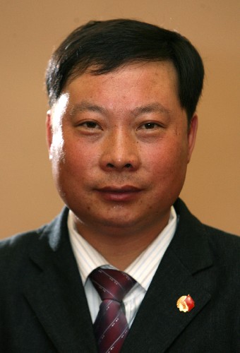這是青島港(集團)有限公司大港分公司裝卸二隊副隊長皮進軍。