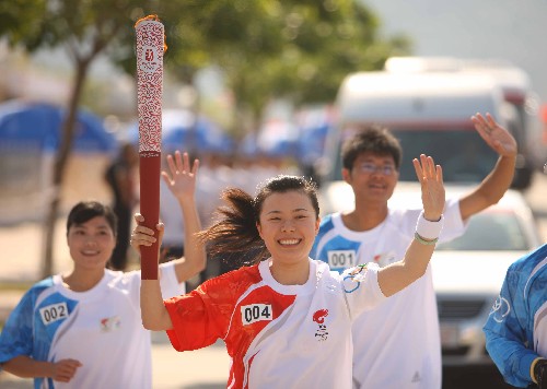 5月12日,火炬手王瑛穎在進(jìn)行傳遞。當(dāng)日,北京奧運(yùn)會圣火在福建省泉州市傳遞。 新華社記者邢廣利攝
