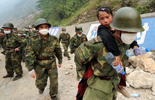 苦竹壩水庫(kù)遇險(xiǎn) 北川軍民緊急撤離 5月17日,一名武警背著孩子緊急撤離到安全地帶。當(dāng)日下午,北川上游苦竹壩水庫(kù)發(fā)現(xiàn)有決堤險(xiǎn)情,抗震救災(zāi)指揮部當(dāng)即指示北川縣城內(nèi)所有人員迅速撤離。約30分鐘后,北川縣城內(nèi)絕大部分人員撤離到安全地帶。汶川地震發(fā)生后,北川縣城幾乎成為一片廢墟。北川縣城的幸存居民基本都已撤離縣城。緊急撤離前,救援人員的主要工作是尋找幸存者和全面消毒。 新華社記者楊磊攝