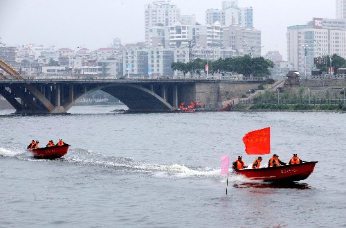 福建邊防官兵:嚴(yán)陣以待防大汛 5月21日,福州市公安邊防支隊(duì)福清大隊(duì)官兵在龍江進(jìn)行水上救援演練。 從2008年4月1日起,福建已進(jìn)入汛期,福建公安邊防官兵加強(qiáng)水上搶險(xiǎn)救護(hù)訓(xùn)練,做好各項(xiàng)防汛準(zhǔn)備工作,以應(yīng)對汛期各種突發(fā)事件,確保人民生命財(cái)產(chǎn)安全。 新華社記者 張國俊攝