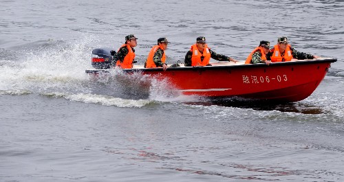 5月21日,福州市公安邊防支隊(duì)福清大隊(duì)官兵在龍江進(jìn)行水上救援演練。
