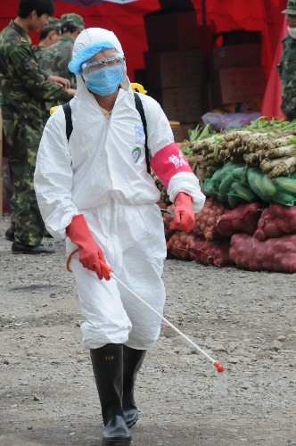 5月22日,成都市疾控中心工作人員在地震重災(zāi)區(qū)四川彭州市龍門(mén)山鎮(zhèn)開(kāi)展防疫工作。