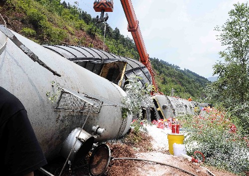 6月8日,鐵路搶修隊(duì)伍在達(dá)成鐵路上對脫軌列車進(jìn)行救援。