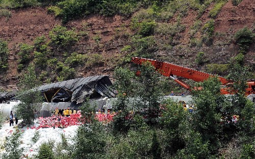 6月8日,鐵路搶修隊(duì)伍在達(dá)成鐵路上對脫軌列車進(jìn)行救援。