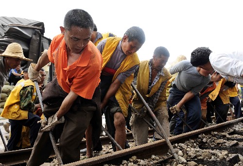 加緊搶修達成鐵路 6月8日,成都鐵路局的搶修人員正在達成鐵路上搶修受損的軌道。 當(dāng)日,達(州)成(都)鐵路302公里加800米處,由于山體崩巖落石造成40074次貨物列車機車及機后10節(jié)車輛脫軌,機車司機重傷1人,押運員死亡1人,達成線中斷行車。災(zāi)害發(fā)生后,鐵道部和成都鐵路局立即啟動應(yīng)急預(yù)案,并組成搶險隊伍趕到現(xiàn)場,開始搶通線路。重傷的機車司機已被送往就近的醫(yī)院進行救治。 新華社記者陳凱攝