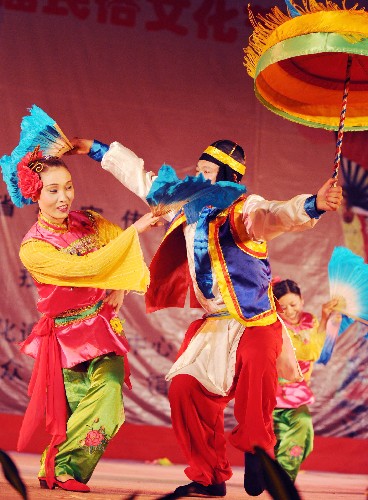 6月14日,演員在河北科技大學(xué)體育館表演我國(guó)非物質(zhì)文化遺產(chǎn)“井陘拉花”。 當(dāng)日,非物質(zhì)文化遺產(chǎn)進(jìn)校園暨河北省首屆民俗文化節(jié)在河北科技大學(xué)開(kāi)幕。據(jù)了解,此活動(dòng)為期兩天,將通過(guò)民俗文化展演、講座、論壇等多種方式,呈現(xiàn)河北省對(duì)非物質(zhì)文化遺產(chǎn)的保護(hù)工作成果。 新華社記者楊世堯攝