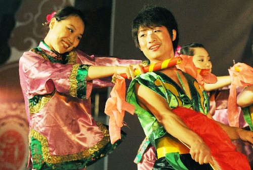 6月14日,演員在河北科技大學(xué)體育館表演我國(guó)非物質(zhì)文化遺產(chǎn)“昌黎地秧歌”。