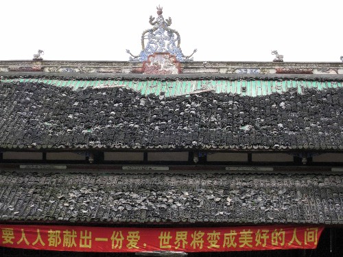這是6月15日拍攝的伏龍觀屋頂,瓦片仍有些凌亂。