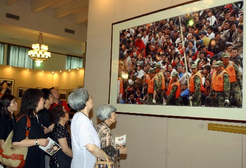 群眾踴躍參觀抗震救災(zāi)新聞圖片展 6月16日,觀眾在參觀抗震救災(zāi)新聞圖片展。 日前,中國抗震救災(zāi)大型新聞圖片展在中國人民革命軍事博物館開展。展覽每天接待大量群眾參觀。展出的近300幅新聞圖片真實(shí)記錄了抗震救災(zāi)過程中的一個個感人瞬間。 新華社記者 趙宇思 攝