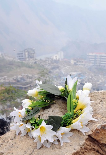 這是擺放在北川縣城邊高地上的鮮花花環(huán)(6月29日攝)。