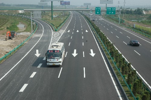 安徽沿江高速與合淮阜高速公路兩大干線全線通車 6月29日,車輛行駛在合淮阜高速公路長(zhǎng)豐段。 當(dāng)日,安徽省沿江高速公路與合淮阜高速公路全線通車。沿江高速公路將成為安徽及西南省份通往東南沿海的主要陸路通道和旅游熱線。合淮阜高速公路對(duì)于加快皖北經(jīng)濟(jì)發(fā)展,溝通淮南、阜陽(yáng)兩大皖北中心城市與合肥的經(jīng)濟(jì)聯(lián)系,尤其是對(duì)加快淮南市煤電基地建設(shè)具有十分重要的意義。 新華社發(fā)(李廣松 攝)