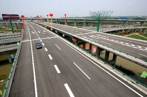 6月29日,車輛行駛在沿江高速公路銅陵至池州段。