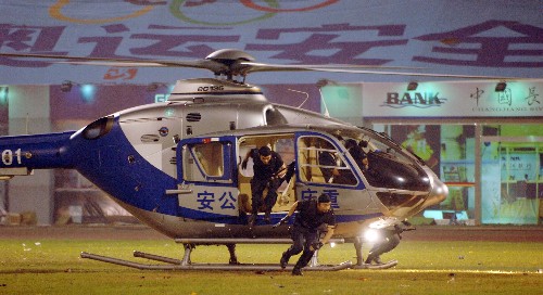重慶舉行奧運(yùn)反恐綜合演習(xí) 7月2日,幾名特警乘直升機(jī)快速趕赴處置現(xiàn)場(chǎng)。 當(dāng)日,重慶歷史上最大規(guī)模的反恐綜合演習(xí)在重慶市大田灣體育場(chǎng)進(jìn)行。此次綜合演習(xí)全面展示了重慶公安、武警和消防部隊(duì)先進(jìn)的武器裝備和應(yīng)對(duì)各種復(fù)雜局面的攻堅(jiān)克難能力。 新華社記者 劉潺 攝