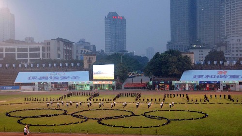 7月2日,300名重慶女警在表演實(shí)戰(zhàn)拳術(shù)后拼出奧運(yùn)圖案。