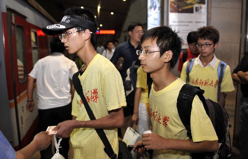 7月14日,大學(xué)生志愿者災(zāi)區(qū)服務(wù)團(tuán)的成員登上開往四川成都的火車。