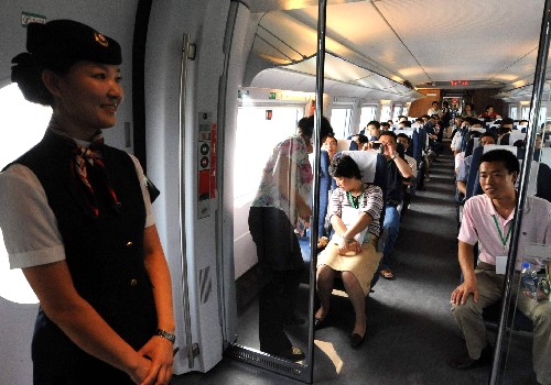 京津城際高速列車滿載客試運行 7月24日,高速列車上的列車員為乘客服務(wù)。7月22日至24日,京津城際高速列車進行為期3天的滿載試運行,模擬高速列車開通后的運營狀態(tài)。 即將于8月1日正式運營的京津城際鐵路連接北京、天津兩個直轄市,全長120公里,其中87%為橋梁工程。鐵路設(shè)計最高時速為350公里,投入運營后,該線將大量開行國產(chǎn)時速300公里的CRH2型動車組列車和時速350公里的CRH3型動車組列車。京津間全程直達運行時間控制在30分鐘內(nèi),列車最小行車間隔3分鐘。京津城際鐵路是我國第一條具有自主知識產(chǎn)權(quán)、具有國際一流水平的高速城際鐵路。 新華社記者 唐召明 攝