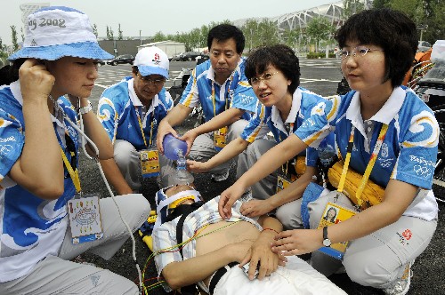 救護演練備戰(zhàn)奧運 7月30日,醫(yī)療志愿者正在對“傷員”進行現(xiàn)場搶救。 當(dāng)日,奧運會醫(yī)療保障團隊在奧林匹克公園中心區(qū)舉行應(yīng)急公共醫(yī)療救護演練,以檢驗和提高突發(fā)事件醫(yī)療處置能力。據(jù)了解,北京奧運會期間,將有3000名醫(yī)療救護志愿者、235輛急救車在各比賽場館、奧運村、媒體村等核心涉奧場所提供24小時全天候醫(yī)療保障服務(wù)。 新華社記者李紫恒攝