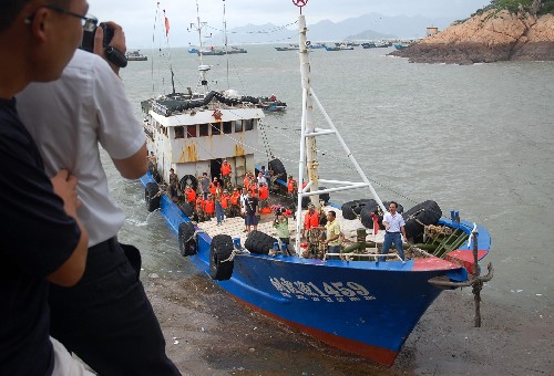 福建寧德邊防救起4名海上遇險(xiǎn)臺(tái)胞 7月30日,搭乘4名獲救臺(tái)胞的船只緩緩靠岸。經(jīng)過100多個(gè)小時(shí)不間斷拉網(wǎng)式搜索,當(dāng)日,福建省寧德市公安邊防官兵在霞浦縣三沙鎮(zhèn)北沃島成功救起4名臺(tái)胞,并將他們轉(zhuǎn)送當(dāng)?shù)蒯t(yī)院進(jìn)行緊急救治。 7月25日20時(shí)許,搭乘4名臺(tái)胞和1名大陸漁工的“慶鴻168”臺(tái)輪從寧德三沙港出港不久突發(fā)火災(zāi),5名船上人員被迫跳海逃生。2天后大陸漁工被三沙邊防搜救船只救起。另外4名臺(tái)胞經(jīng)過邊防官兵5天5夜的搜救,最終在三沙海域的無人荒島北沃島上被發(fā)現(xiàn)并安全獲救。 新華社記者 姜克紅 攝