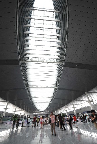 這是天津火車站整潔明亮的候車大廳(7月31日攝)。