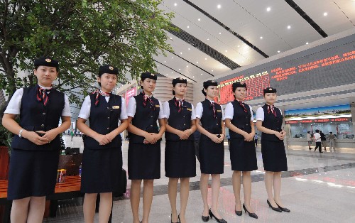 這是京津城際列車的乘務員在北京南站整裝待命(7月31日攝)。