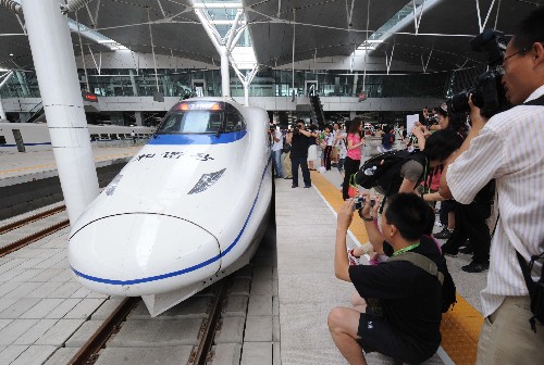 這是天津火車站一輛準備運營的“和諧號”列車(7月31日攝)。
