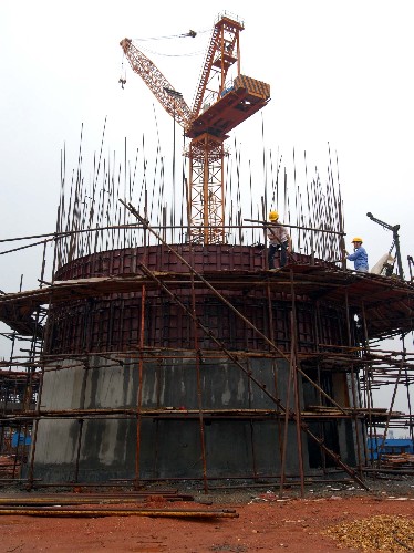江西開建生物質(zhì)能電廠 7月31日,工人正在建設(shè)鄱陽縣凱迪生物質(zhì)能電廠煙囪。目前,江西鄱陽縣凱迪生物質(zhì)能電廠正在施工建設(shè)中。這座生物質(zhì)能電廠總投資2.5億元,計(jì)劃2008年年底并網(wǎng)發(fā)電。投產(chǎn)后每年燃燒農(nóng)林廢棄物18萬噸以上,可產(chǎn)生上網(wǎng)電量1.4億度,每年可減少二氧化碳排放2600噸。 新華社記者 周科攝