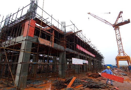 7月31日,工人正在建設(shè)鄱陽縣凱迪生物質(zhì)能電廠主廠房。