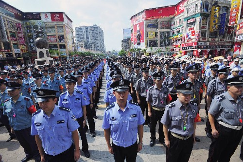廣州舉行奧運(yùn)安保聯(lián)防聯(lián)控暨志愿者行動啟動儀式 8月1日,由荔灣區(qū)的公安、學(xué)校等部門組成的奧運(yùn)安保志愿者行動隊在活動儀式上接受檢閱。當(dāng)日,由廣州市荔灣區(qū)政府多個部門聯(lián)合舉行的奧運(yùn)安保聯(lián)防聯(lián)控暨志愿者行動啟動儀式在上下九商業(yè)廣場舉行。來自公安、教育等系統(tǒng)的一萬多名志愿者佩戴“紅袖章”,掛起“小哨子”組成巡邏隊走街串巷,以維護(hù)奧運(yùn)期間的社區(qū)治安。 新華社記者 周文杰 攝