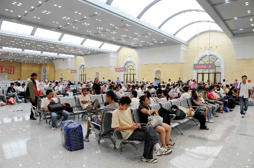 8月1日,旅客在全國(guó)最大的地下候車室里候車。
