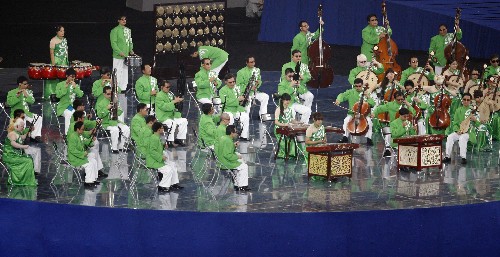 殘奧會(huì)開(kāi)幕式前的文藝表演 9月6日,北京市殘疾人藝術(shù)團(tuán)盲人愛(ài)樂(lè)樂(lè)團(tuán)在開(kāi)幕式前的文藝表演中演奏民樂(lè)《北京喜訊到邊寨》。當(dāng)日晚8點(diǎn),北京2008年殘奧會(huì)開(kāi)幕式將在國(guó)家體育場(chǎng)“鳥(niǎo)巢”舉行。 新華社記者廖宇杰攝
