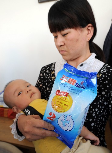 調(diào)查初步認定:三鹿“問題奶粉”為不法分子在原奶收購中添加三聚氰胺所致 9月12日,石家莊市民顧世艷抱著做過腎結(jié)石手術的孩子到三鹿集團了解情況。她說孩子一直吃三鹿嬰幼兒配方奶粉,在兩個月前剛做了一側(cè)的腎結(jié)石手術。 當日,記者從河北省石家莊市政府獲悉,經(jīng)調(diào)查了解初步認定,石家莊三鹿集團股份有限公司所生產(chǎn)的嬰幼兒“問題奶粉”是不法分子在原奶收購過程中添加了三聚氰胺所致。三聚氰胺是一種化工原料,作為添加劑,可以使原奶在摻入清水后,仍然符合收購標準,被不法分子用以增加交奶量獲利。 新華社記者 鞏志宏 攝