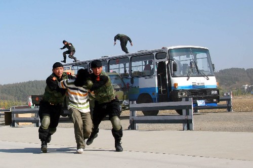 黑龍江武警舉行反恐實(shí)戰(zhàn)演練 10月7日,參加演練的特戰(zhàn)隊(duì)員在黑龍江省某反恐訓(xùn)練基地進(jìn)行反劫持人質(zhì)演練。 當(dāng)日,黑龍江省公安、武警聯(lián)合舉行反恐實(shí)戰(zhàn)演練,擔(dān)負(fù)展演任務(wù)的武警黑龍江總隊(duì)“老虎突擊隊(duì)”特戰(zhàn)隊(duì)員分別進(jìn)行了反劫持人質(zhì)、防爆技術(shù)、障礙、綜合體能、射擊等5個(gè)大項(xiàng)、17個(gè)小項(xiàng)的對(duì)抗演練。 新華社發(fā)(陳維奇 攝)