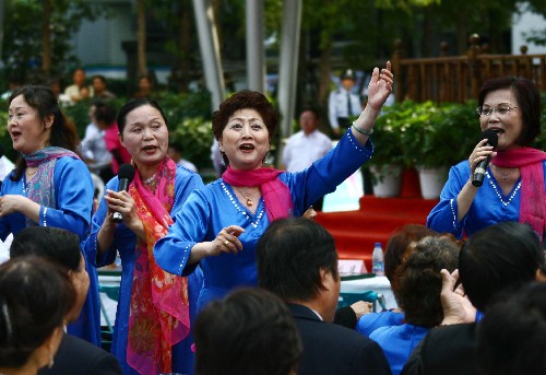 10月18日,上海永華合唱團的演員在世紀(jì)廣場上引吭高歌。