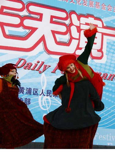 10月18日,來自芬蘭的“圣誕老人”民間舞蹈團在表演舞蹈。