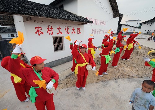 10月18日,安遠(yuǎn)縣版石鎮(zhèn)竹篙村村民在表演腰鼓。