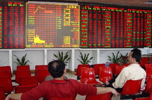 11月10日,投資者在海南??谝患易C券營(yíng)業(yè)部關(guān)注股市行情。