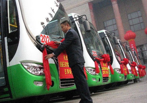 一批新型節(jié)能環(huán)保公交車(chē)在邯鄲投入使用 11月11日,一位工作人員在邯鄲市博物館廣場(chǎng)裝飾即將投入運(yùn)營(yíng)的新型節(jié)能環(huán)保公交車(chē)。 當(dāng)日,河北省邯鄲市公交總公司新引進(jìn)的180輛新型節(jié)能環(huán)保公交車(chē)正式投入使用。據(jù)悉,這批節(jié)能環(huán)保公交車(chē)采用雙燃料裝置,投入使用后將有效減少公交車(chē)尾氣對(duì)城市空氣的污染。 新華社發(fā)(王九忠 攝)