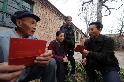 “合作養(yǎng)老制”:探索農村老有所養(yǎng) 11月11日,河北省青縣合作養(yǎng)老聯(lián)合會耿官屯村分會的會長潘炳君(右一)在解答村民關于合作養(yǎng)老的咨詢。 河北省青縣從2008年5月起開始實施“合作養(yǎng)老制”,探索從制度上解決農村老有所養(yǎng)的問題。目前該縣349個行政村中有237個村的10萬多名農民參加了合作養(yǎng)老保險,共發(fā)放養(yǎng)老金820多萬元,15000多名老人直接受益。 新華社記者鞏志宏攝