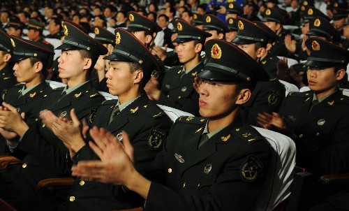 11月12日,在太原工人文化宮,聆聽報(bào)告的武警官兵熱烈鼓掌。