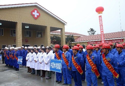 四川地震災(zāi)區(qū)首個竣工的醫(yī)療衛(wèi)生服務(wù)災(zāi)后重建項(xiàng)目恢復(fù)營運(yùn) 11月12日,中國水電十局醫(yī)院在四川都江堰舉行竣工暨恢復(fù)營運(yùn)儀式。據(jù)了解,中國水電十局醫(yī)院是四川地震災(zāi)區(qū)首個竣工并恢復(fù)營運(yùn)的醫(yī)療衛(wèi)生服務(wù)災(zāi)后重建項(xiàng)目,采用國際先進(jìn)的輕鋼結(jié)構(gòu)房屋體系和新型建筑材料,建設(shè)歷時4個月,占地兩萬平方米,建筑面積1萬平方米,擁有240張病床。 新華社記者劉海攝
