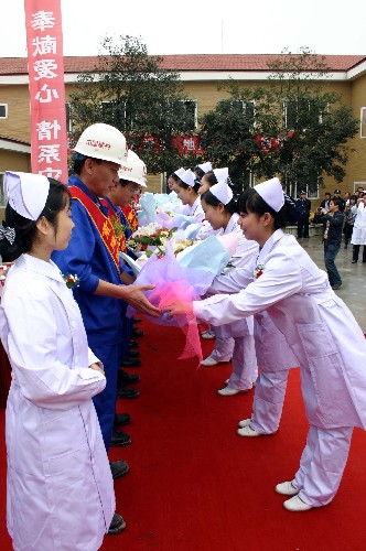 11月12日,中國水電十局醫(yī)院的醫(yī)護(hù)人員向建設(shè)者代表獻(xiàn)花。