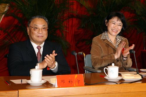 11月13日,鄧樸方、張海迪在閉幕式主席臺(tái)上。
