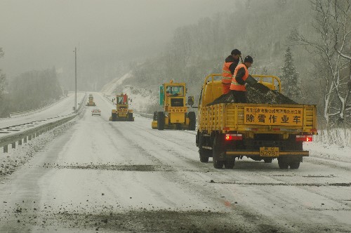 11月14日,黑龍江省收費(fèi)公路管理局牡丹江管理處的道路養(yǎng)護(hù)工人在301國(guó)道哈牡高速虎峰嶺段全力除冰清雪、撒灰防滑。