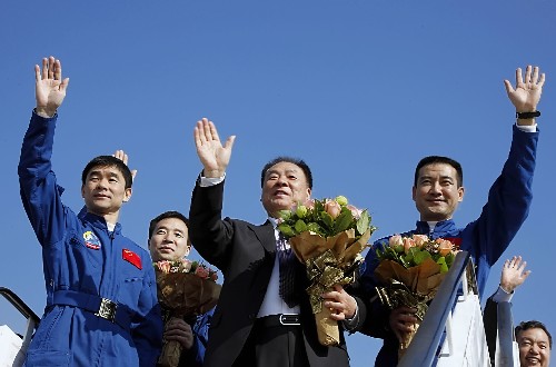 神舟七號載人航天飛行代表團結(jié)束澳門訪問行程 12月10日,神舟七號載人航天飛行代表團團長、中國載人航天工程副總指揮張建啟(左三)與航天員翟志剛、劉伯明、景海鵬等揮手告別澳門。當(dāng)日,神舟七號載人航天飛行代表團結(jié)束對澳門的訪問,啟程返回北京。 新華社發(fā)