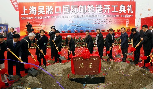 上海吳淞口國(guó)際郵輪港正式開工 12月20日,嘉賓們?yōu)樯虾卿量趪?guó)際郵輪港開工奠基。 當(dāng)日,上海吳淞口國(guó)際郵輪港項(xiàng)目正式開工。這一項(xiàng)目既是上海建設(shè)國(guó)際航運(yùn)中心的重要組成部分,也是上海世博會(huì)交通保障配套服務(wù)項(xiàng)目之一,總投資12.6億元人民幣,港區(qū)總面積超過(guò)160公頃,計(jì)劃2014年4月形成基本接待能力。 新華社記者 凡軍 攝
