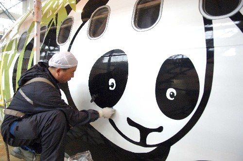 12月25日,工人對(duì)“秀美四川”號(hào)彩繪飛機(jī)進(jìn)行出廠前的最后清理。