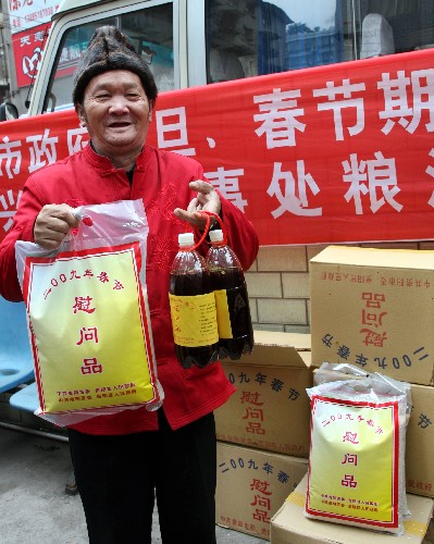 貴陽向低保家庭發(fā)放元旦春節(jié)慰問品 12月25日,貴陽市低保戶羅老伯高興地展示領(lǐng)到的大米和食用油。當(dāng)天,貴陽市首批803個低保居民家庭領(lǐng)到了政府有關(guān)部門發(fā)放的大米和食用油等2009年元旦春節(jié)慰問品。 新華社發(fā)(彭年 攝)