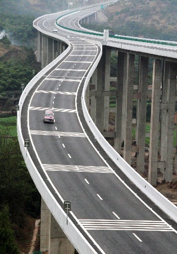 1月2日拍攝的通車不久的云萬高速公路。新華社發(fā) (饒國君 攝)