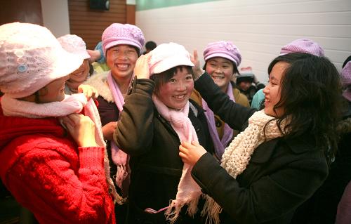 1月9日,來自四川地震災區(qū)的孩子們在回家前戴上了新帽子、新圍巾。新華社發(fā)(梁振堂 攝)