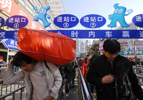 1月10日,乘客在鐵路上海站排隊(duì)進(jìn)站。新華社發(fā)